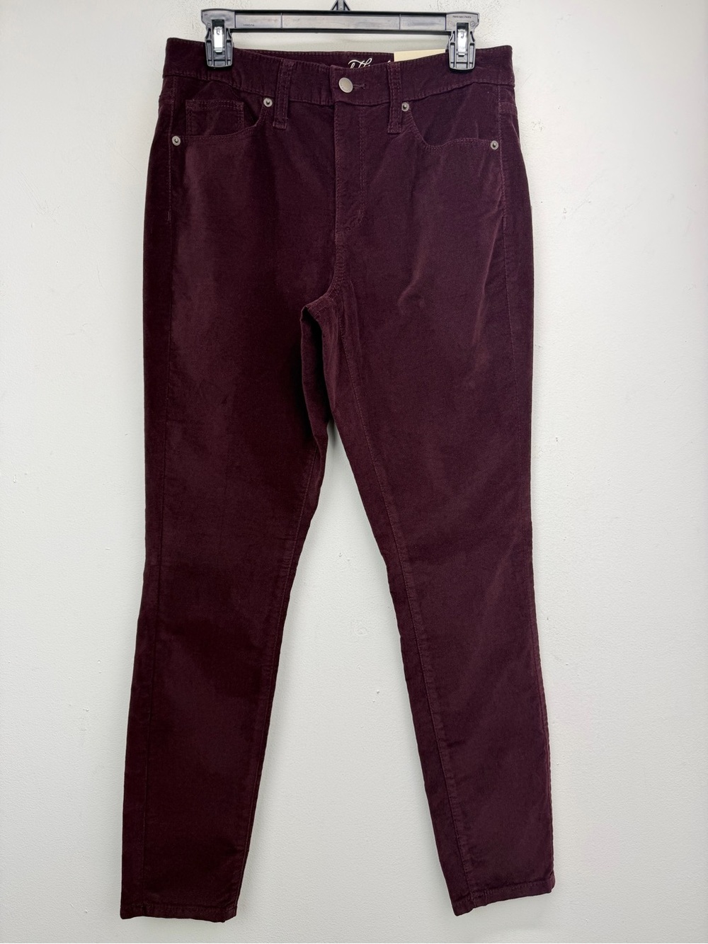 Universal Thread size 8/29R Women’s Burgundy Velvet High Rise Skinny Pants NWT